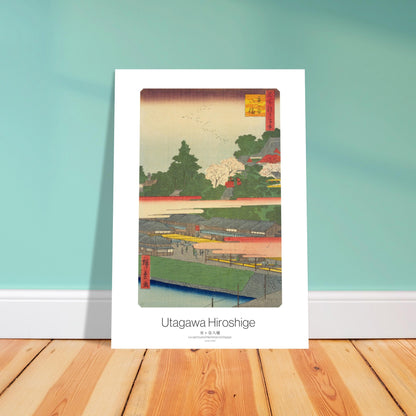 Affiche ancienne Le sanctuaire Hachiman à Ichigaya - Hiroshige. Gravure japonaise ukiyo-e du sanctuaire Hachiman à Ichigaya par Hiroshige, montrant un paysage avec des bâtiments de temple sur une colline, des arbres en fleurs et un village en contrebas près d'une rivière. Image d'illustration 4