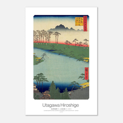 Planche ancienne : Le sanctuaire Kumano Jūnisha à Tsunohazu, Hiroshige (30x45 cm). Une estampe japonaise de Hiroshige représentant le sanctuaire Kumano Jūnisha à Tsunohazu, avec une rivière serpentant à travers un paysage verdoyant, des pins et des montagnes lointaines sous un ciel bleu.