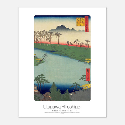 Planche ancienne : Le sanctuaire Kumano Jūnisha à Tsunohazu, Hiroshige (40x50 cm). Une estampe japonaise de Hiroshige représentant le sanctuaire Kumano Jūnisha à Tsunohazu, avec une rivière serpentant à travers un paysage verdoyant, des pins et des montagnes lointaines sous un ciel bleu.