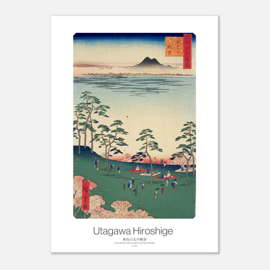 Planche ancienne : Vue vers le nord à partir du mont Asuka, Hiroshige (29,7x42 cm (A3)). Une estampe japonaise de Hiroshige montrant une vue du sanctuaire Kumano Jūnisha à Tsunohazu, avec des pins, une rivière et des montagnes à l'horizon.