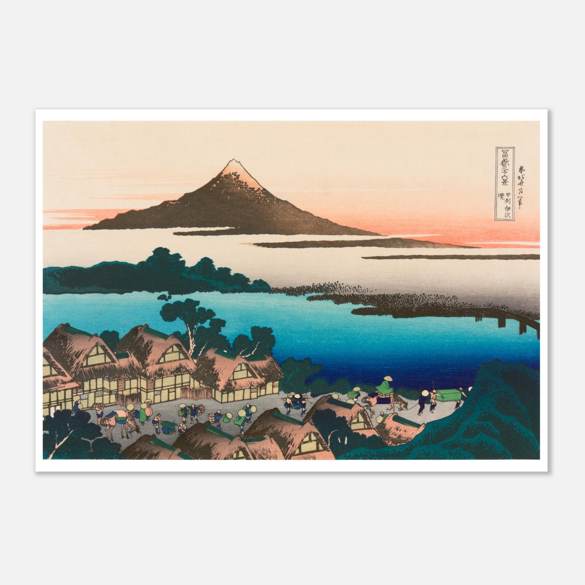 Estampe L'aurore à Isawa dans la province de Kai - Katsushika Hokusai (29,7x42 cm (A3)). Reproduction d'une estampe japonaise de Katsushika Hokusai représentant le village d'Isawa avec le Mont Fuji à l'arrière-plan, le soleil se levant sur la gauche.