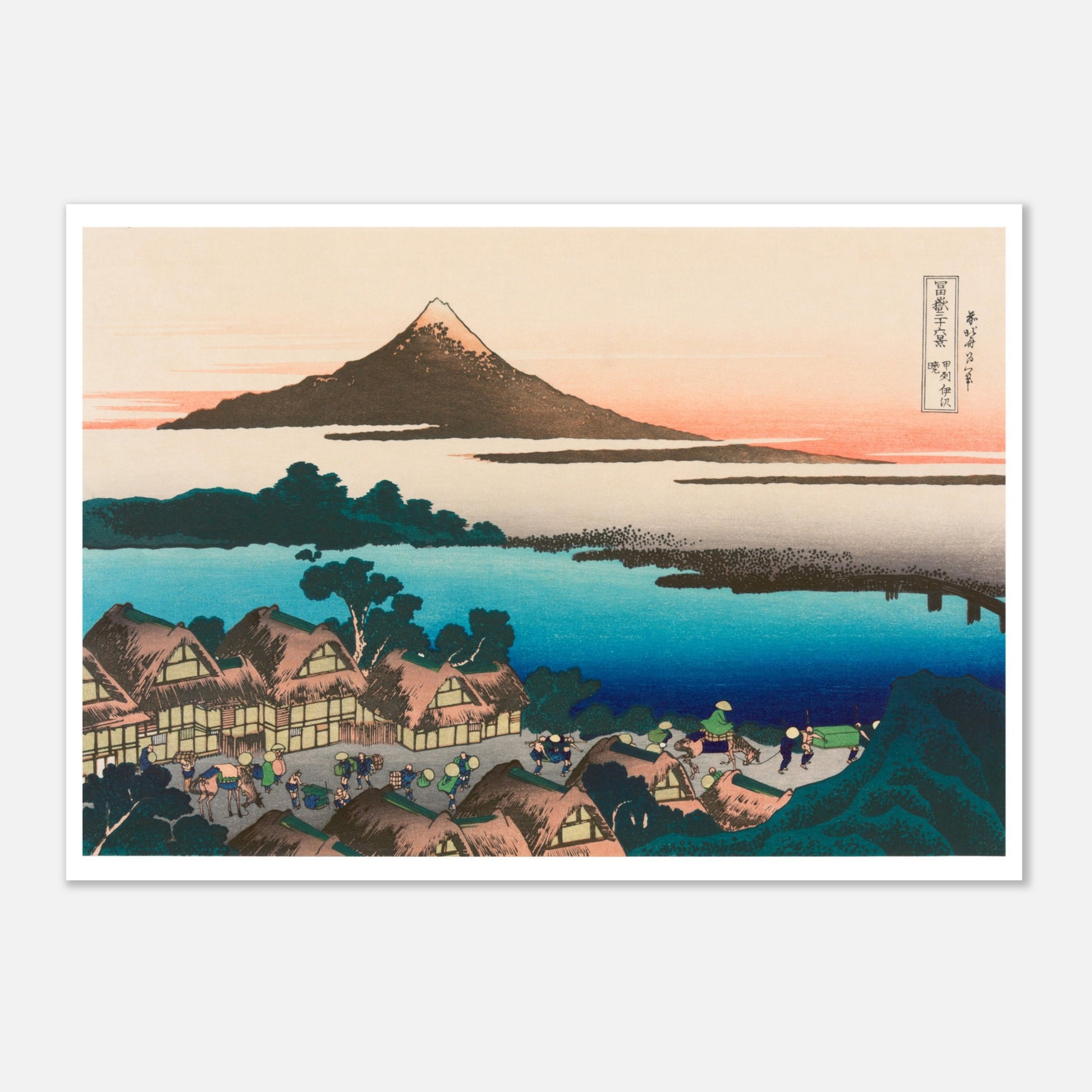 Estampe L'aurore à Isawa dans la province de Kai - Katsushika Hokusai (42x59,4 cm (A2)). Reproduction d'une estampe japonaise de Katsushika Hokusai représentant le village d'Isawa avec le Mont Fuji à l'arrière-plan, le soleil se levant sur la gauche.