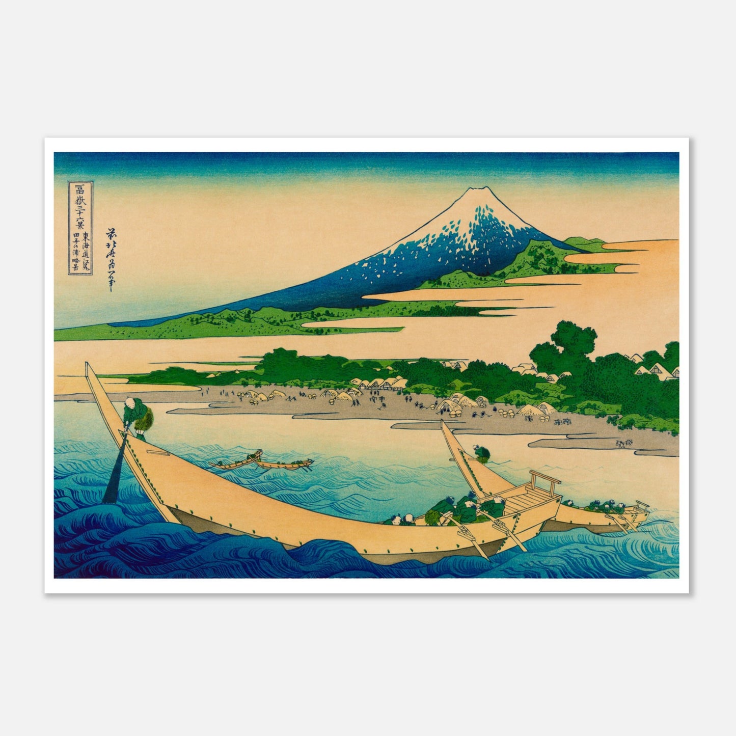 Estampe ukiyo-e Côte de la baie de Tago par Katsushika Hokusai (29,7x42 cm (A3)). Estampe japonaise représentant le mont Fuji au loin, des bateaux transportant des personnes sur une rivière, et un village côtier.