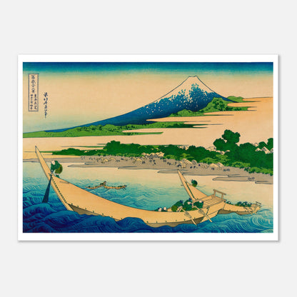 Estampe ukiyo-e Côte de la baie de Tago par Katsushika Hokusai (50x70 cm). Estampe japonaise représentant le mont Fuji au loin, des bateaux transportant des personnes sur une rivière, et un village côtier.