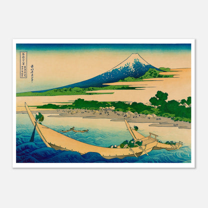 Estampe ukiyo-e Côte de la baie de Tago par Katsushika Hokusai (59,4x84,1 cm (A1)). Estampe japonaise représentant le mont Fuji au loin, des bateaux transportant des personnes sur une rivière, et un village côtier.