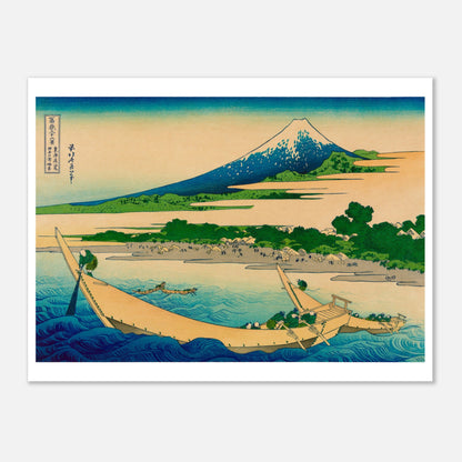 Estampe ukiyo-e Côte de la baie de Tago par Katsushika Hokusai (60x80 cm). Estampe japonaise représentant le mont Fuji au loin, des bateaux transportant des personnes sur une rivière, et un village côtier.