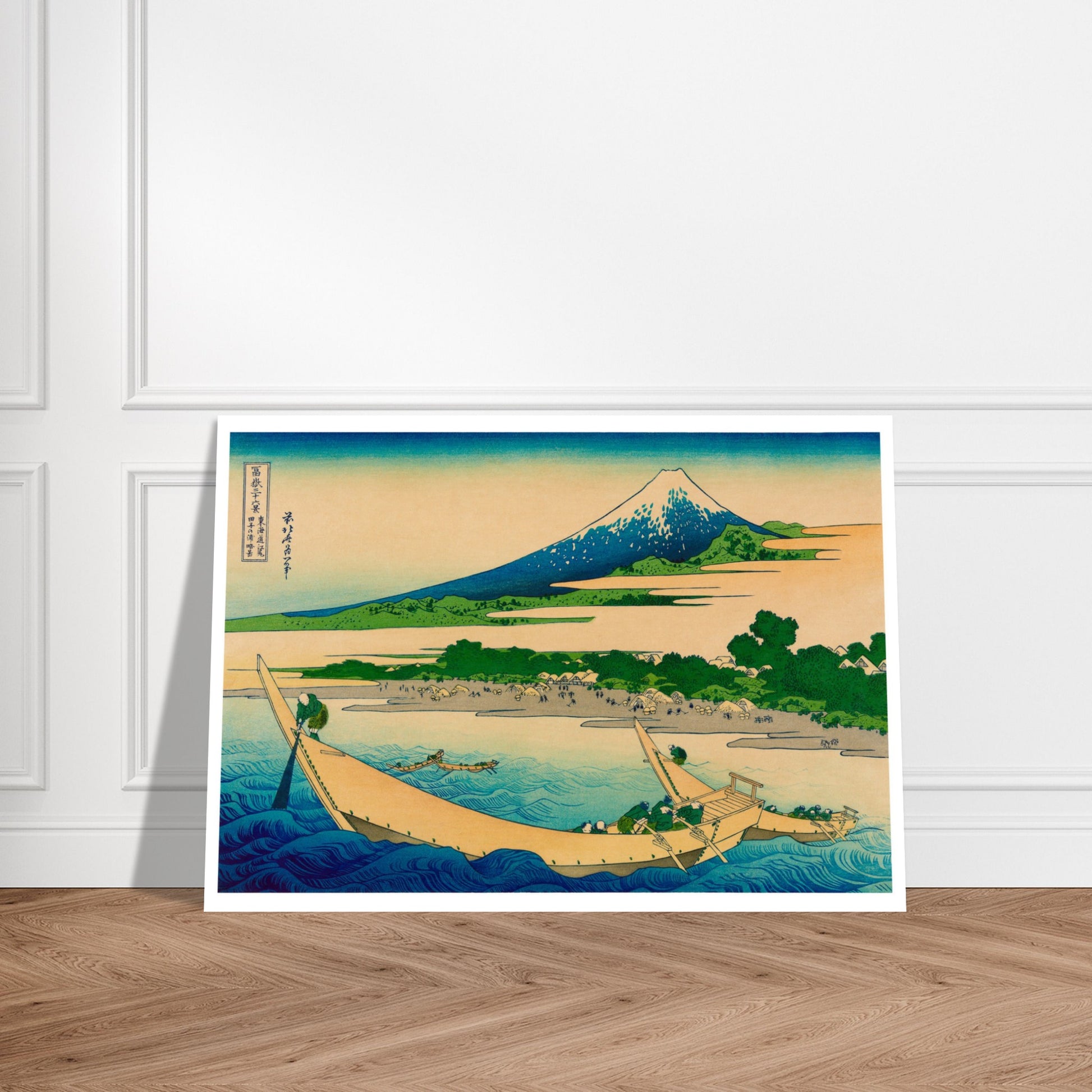 Estampe ukiyo-e Côte de la baie de Tago par Katsushika Hokusai. Estampe japonaise représentant le mont Fuji au loin, des bateaux transportant des personnes sur une rivière, et un village côtier. Image d'illustration 8