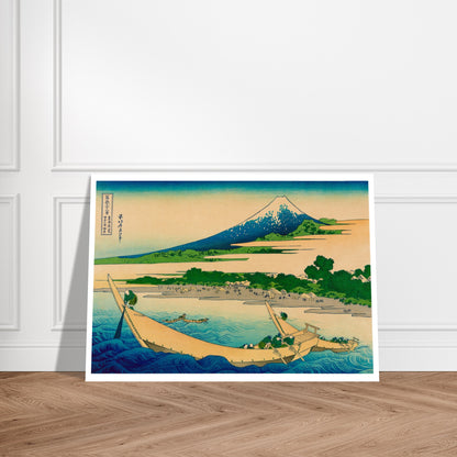 Estampe ukiyo-e Côte de la baie de Tago par Katsushika Hokusai. Estampe japonaise représentant le mont Fuji au loin, des bateaux transportant des personnes sur une rivière, et un village côtier. Image d'illustration 8