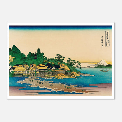 Estampe Enoshima dans la province de Sagami - Katsushika Hokusai (50x70 cm). Estampe ukiyo-e de Katsushika Hokusai représentant un village côtier avec des habitations et un temple, surplombant la mer avec le Mont Fuji à l'horizon.