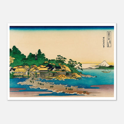 Estampe Enoshima dans la province de Sagami - Katsushika Hokusai (59,4x84,1 cm (A1)). Estampe ukiyo-e de Katsushika Hokusai représentant un village côtier avec des habitations et un temple, surplombant la mer avec le Mont Fuji à l'horizon.