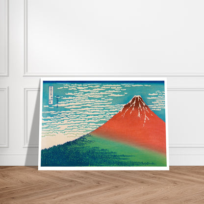 Estampe Le Fuji par temps clair (Fuji rouge) - Katsushika Hokusai. Estampe ukiyo-e représentant le Mont Fuji par temps clair, avec des nuages stylisés traversant un ciel bleu vif et une forêt dense au premier plan. Image d'illustration 7