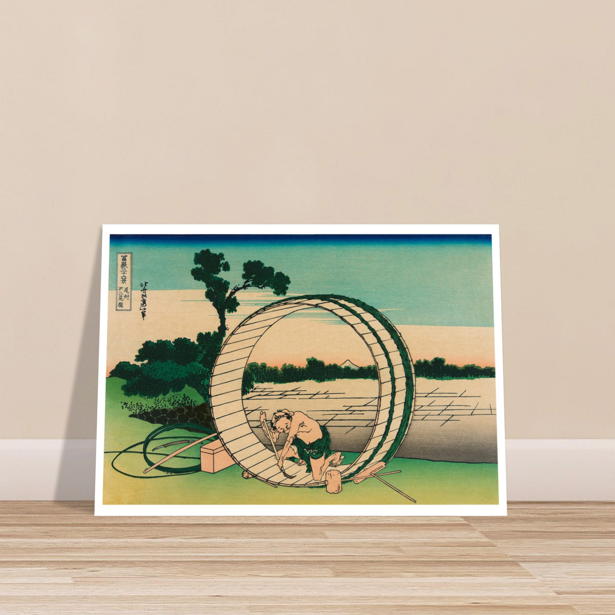 Druck Fuji aus der Provinz Owari - Katsushika Hokusai. Ukiyo-e-Reproduktion eines Mannes, der an einem Wasserrad in der Nähe einer Mühle arbeitet, im Hintergrund ist der Berg Fuji zu sehen.