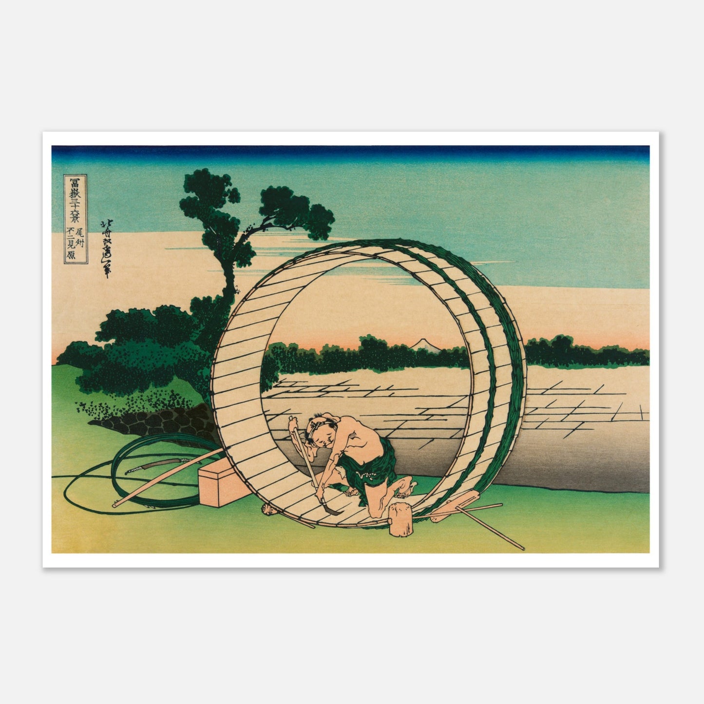 Estampe Le Fuji vu de la province d’Owari - Katsushika Hokusai (29,7x42 cm (A3)). Reproduction ukiyo-e représentant un homme travaillant sur une roue à aubes près d'un moulin, avec le Mont Fuji visible au loin.