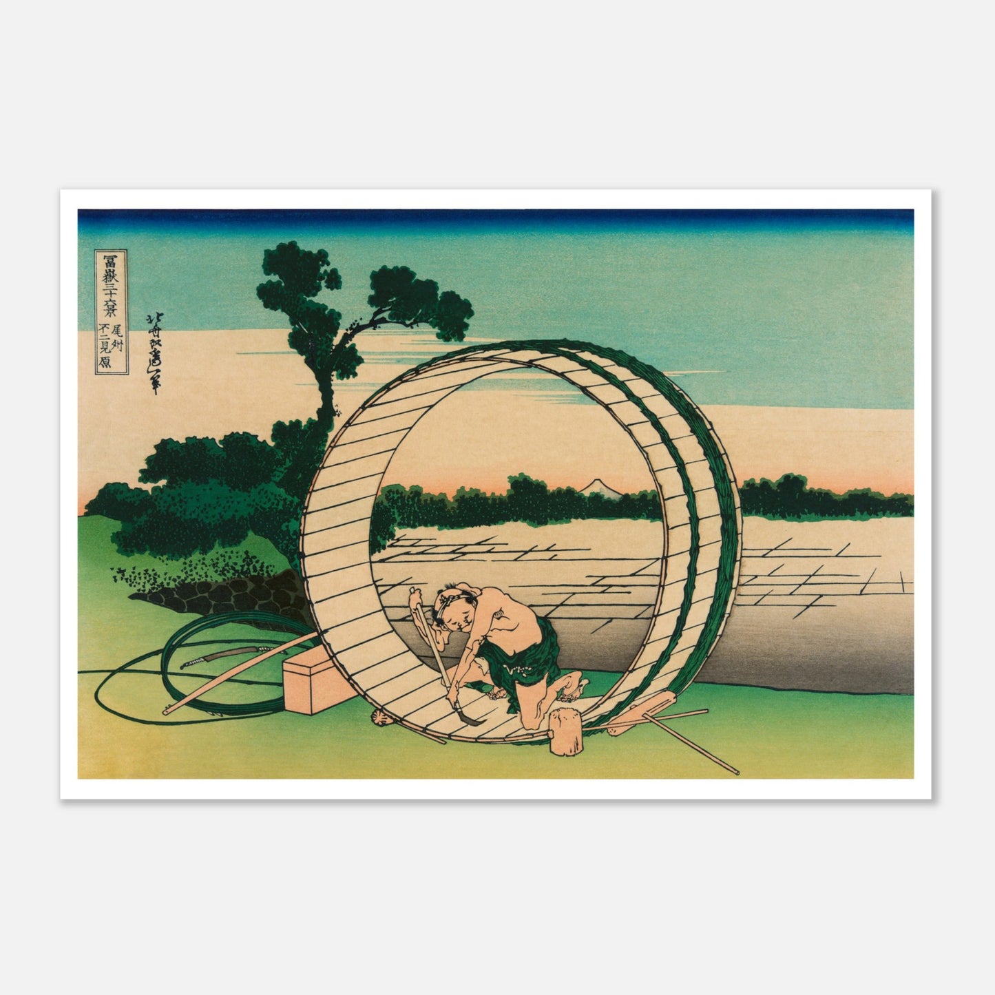 Estampe Le Fuji vu de la province d’Owari - Katsushika Hokusai (70x100 cm). Reproduction ukiyo-e représentant un homme travaillant sur une roue à aubes près d'un moulin, avec le Mont Fuji visible au loin.