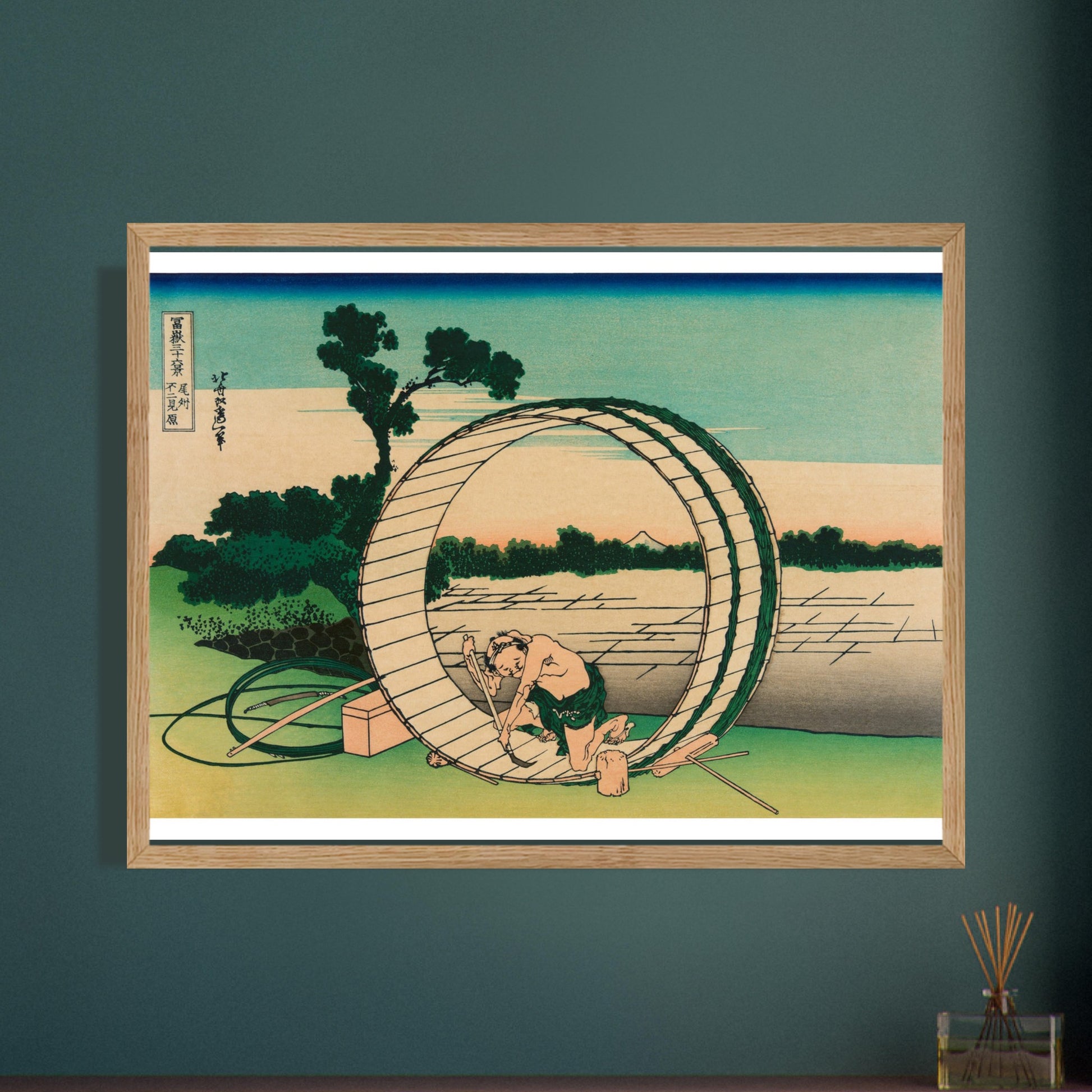 Estampe Le Fuji vu de la province d’Owari - Katsushika Hokusai. Reproduction ukiyo-e représentant un homme travaillant sur une roue à aubes près d'un moulin, avec le Mont Fuji visible au loin. Image d'illustration 8