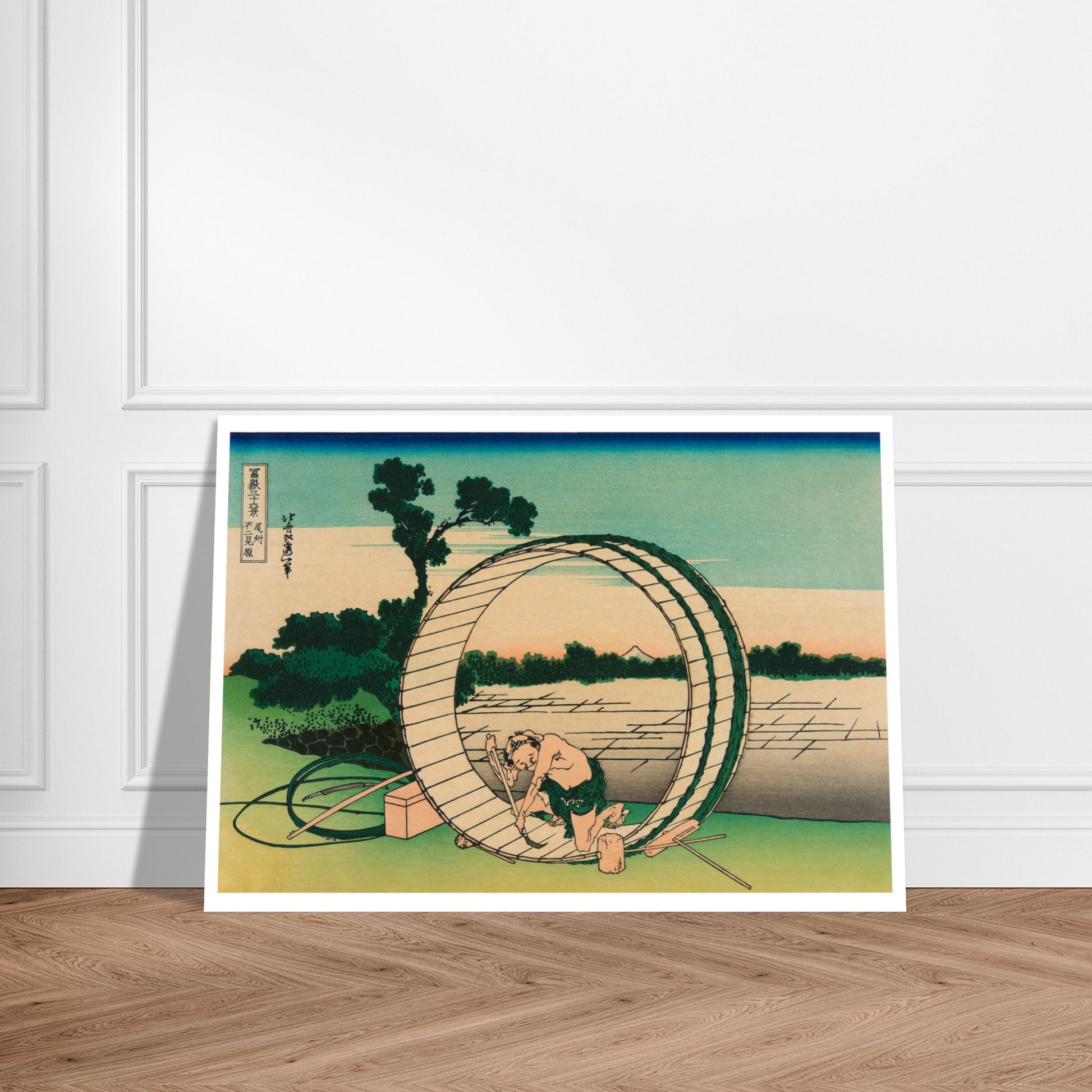 Estampe Le Fuji vu de la province d’Owari - Katsushika Hokusai. Reproduction ukiyo-e représentant un homme travaillant sur une roue à aubes près d'un moulin, avec le Mont Fuji visible au loin. Image d'illustration 9