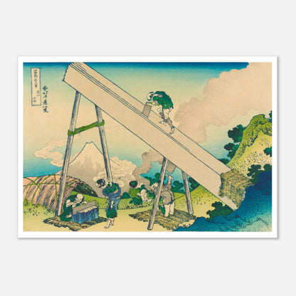 Estampe Le Fuji depuis la province de Totomi - Katsushika Hokusai (70x100 cm). Gravure japonaise ukiyo-e par Katsushika Hokusai représentant le Mont Fuji depuis la province de Totomi, avec des ouvriers travaillant sur une immense planche de bois.