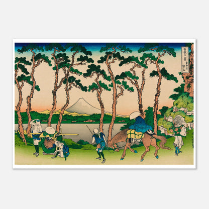 Estampe Hodogaya sur le Tōkaidō - Katsushika Hokusai (21x29,7 cm (A4)). Reproduction d'une estampe japonaise de Katsushika Hokusai, montrant des pins majestueux bordant une route menant à un lac avec le Mont Fuji à l'horizon, et des voyageurs en chemin.
