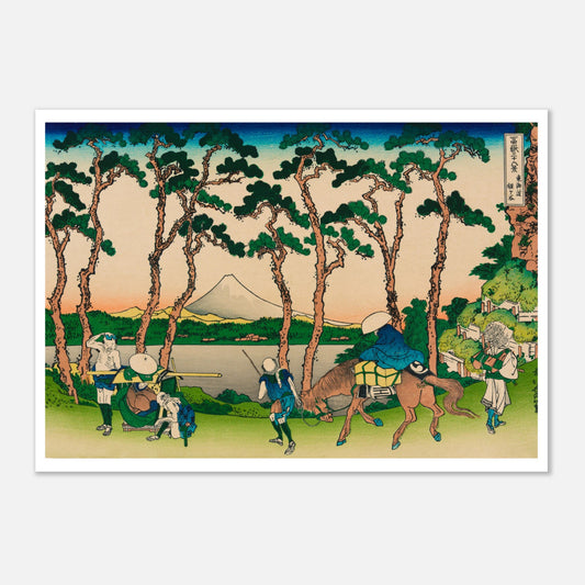 Estampe Hodogaya sur le Tōkaidō - Katsushika Hokusai (59,4x84,1 cm (A1)). Reproduction d'une estampe japonaise de Katsushika Hokusai, montrant des pins majestueux bordant une route menant à un lac avec le Mont Fuji à l'horizon, et des voyageurs en chemin.