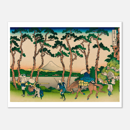 Estampe Hodogaya sur le Tōkaidō - Katsushika Hokusai (60x80 cm). Reproduction d'une estampe japonaise de Katsushika Hokusai, montrant des pins majestueux bordant une route menant à un lac avec le Mont Fuji à l'horizon, et des voyageurs en chemin.