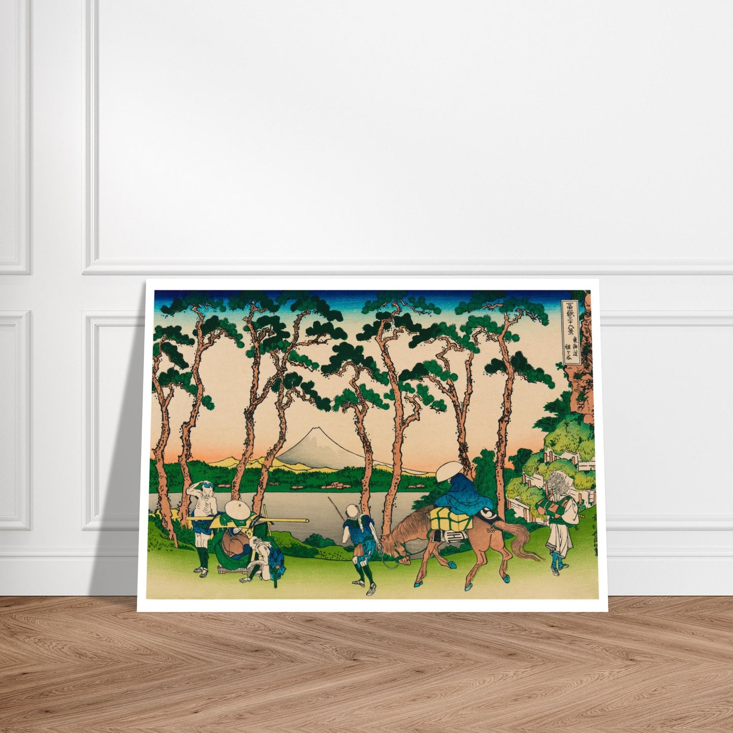 Estampe Hodogaya sur le Tōkaidō - Katsushika Hokusai. Reproduction d'une estampe japonaise de Katsushika Hokusai, montrant des pins majestueux bordant une route menant à un lac avec le Mont Fuji à l'horizon, et des voyageurs en chemin. Image d'illustration 7