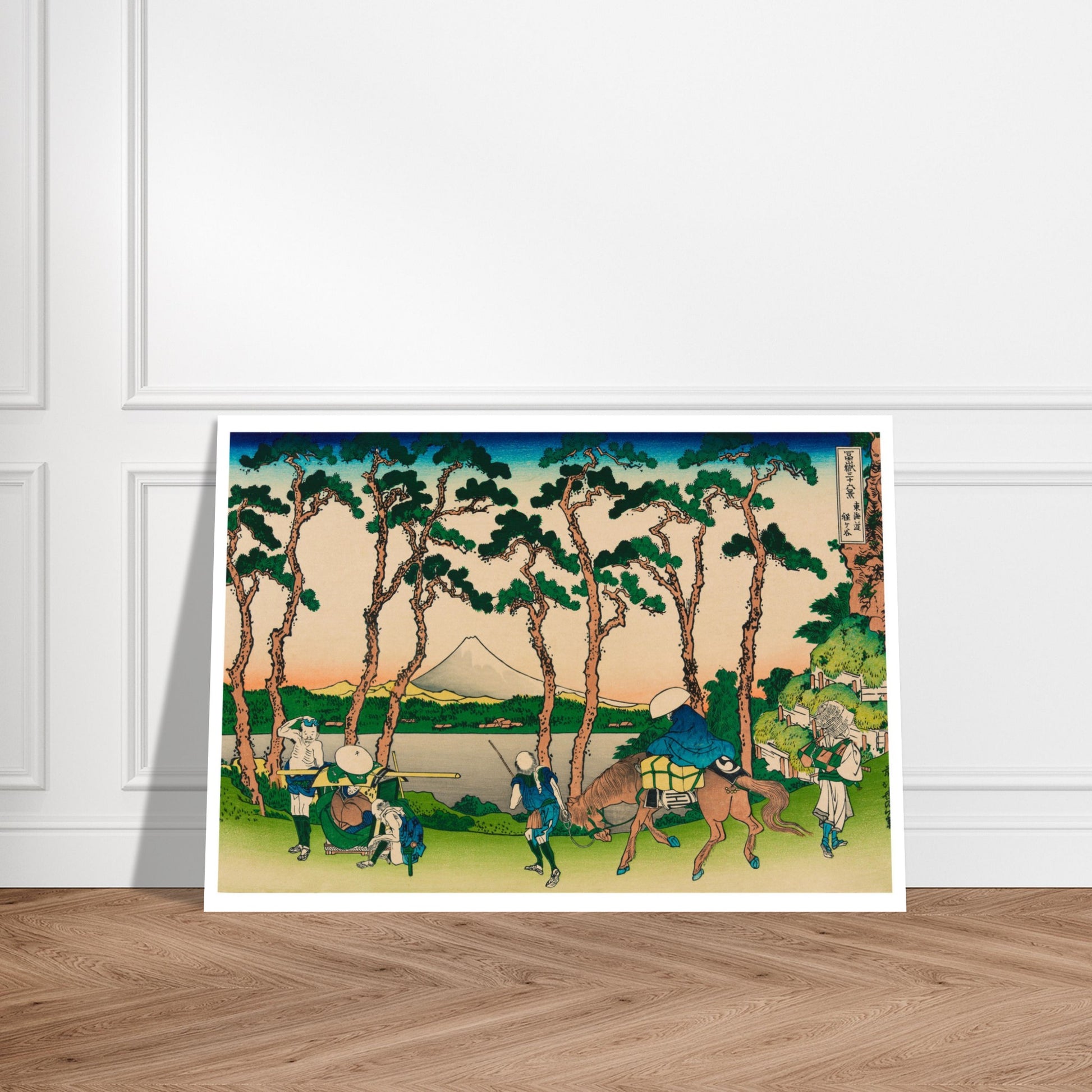 Estampe Hodogaya sur le Tōkaidō - Katsushika Hokusai. Reproduction d'une estampe japonaise de Katsushika Hokusai, montrant des pins majestueux bordant une route menant à un lac avec le Mont Fuji à l'horizon, et des voyageurs en chemin. Image d'illustration 7