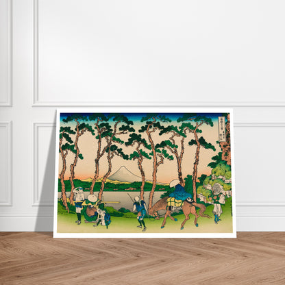 Estampe Hodogaya sur le Tōkaidō - Katsushika Hokusai. Reproduction d'une estampe japonaise de Katsushika Hokusai, montrant des pins majestueux bordant une route menant à un lac avec le Mont Fuji à l'horizon, et des voyageurs en chemin. Image d'illustration 7