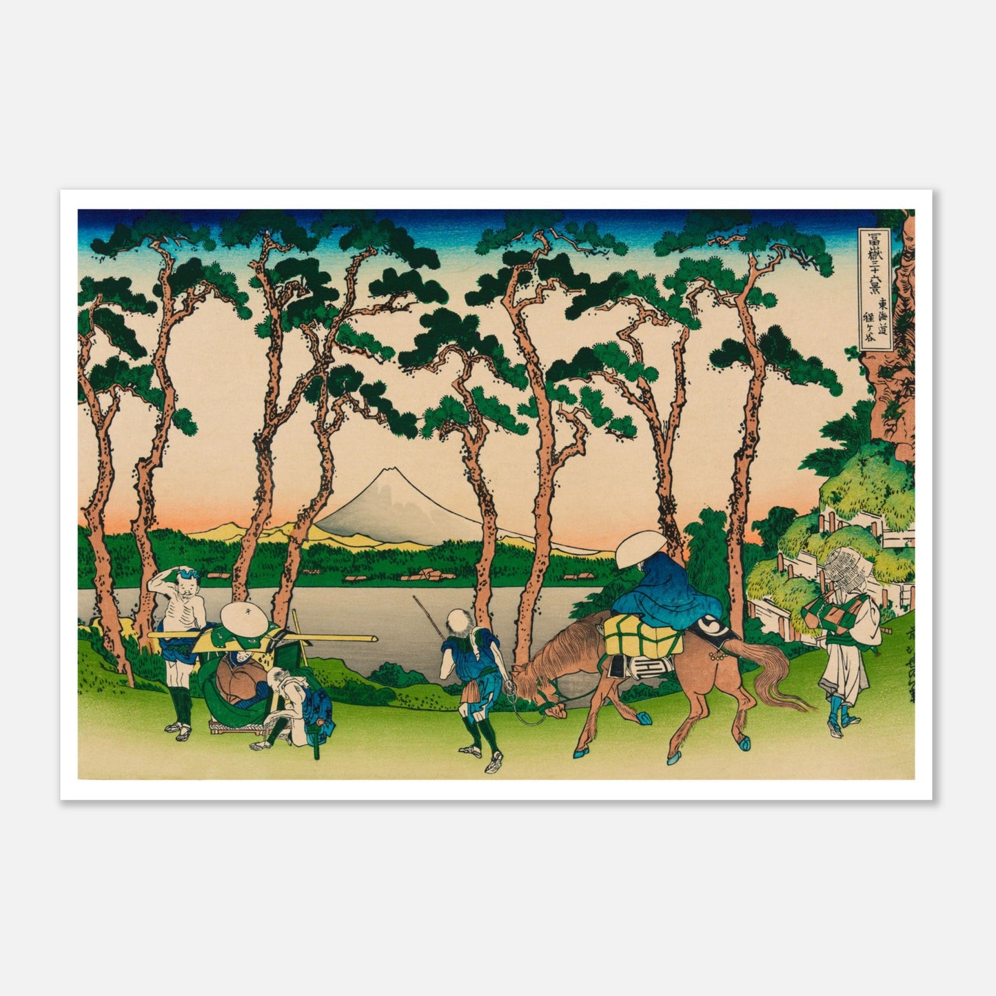 Estampe Hodogaya sur le Tōkaidō - Katsushika Hokusai (70x100 cm). Reproduction d'une estampe japonaise de Katsushika Hokusai, montrant des pins majestueux bordant une route menant à un lac avec le Mont Fuji à l'horizon, et des voyageurs en chemin.