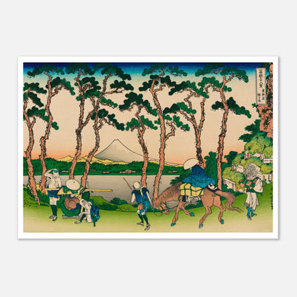 Estampe Hodogaya sur le Tōkaidō - Katsushika Hokusai (70x100 cm). Reproduction d'une estampe japonaise de Katsushika Hokusai, montrant des pins majestueux bordant une route menant à un lac avec le Mont Fuji à l'horizon, et des voyageurs en chemin.
