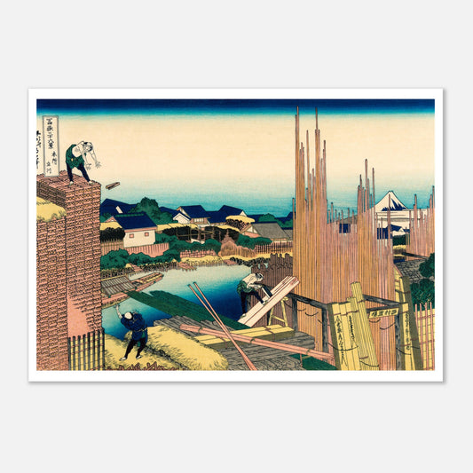 Estampe La scierie à Honjo - Katsushika Hokusai (59,4x84,1 cm (A1)). Reproduction d'une estampe japonaise de Katsushika Hokusai représentant une scierie avec des troncs de bois, des ouvriers travaillant, des habitations et le Mont Fuji au loin.