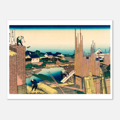 Estampe La scierie à Honjo - Katsushika Hokusai (60x80 cm). Reproduction d'une estampe japonaise de Katsushika Hokusai représentant une scierie avec des troncs de bois, des ouvriers travaillant, des habitations et le Mont Fuji au loin.