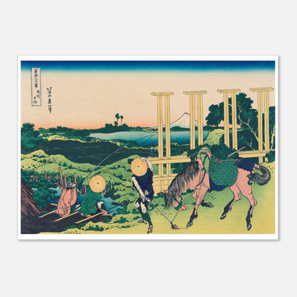 Estampe Senju dans la province de Musashi - Katsushika Hokusai (21x29,7 cm (A4)). Estampe ukiyo-e représentant Senju dans la province de Musashi, avec une personne et un cheval portant des charges près d'une structure en bois, et le Mont Fuji au loin.