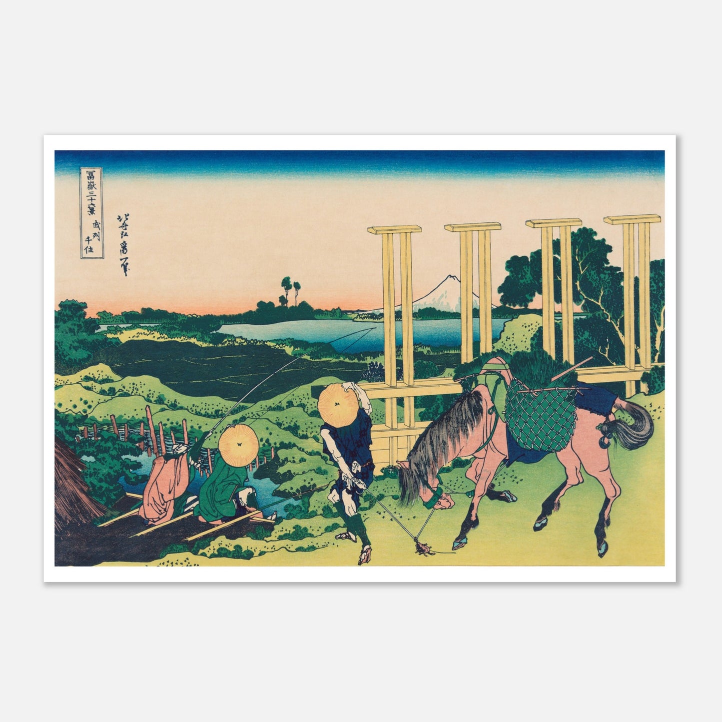 Estampe Senju dans la province de Musashi - Katsushika Hokusai (42x59,4 cm (A2)). Estampe ukiyo-e représentant Senju dans la province de Musashi, avec une personne et un cheval portant des charges près d'une structure en bois, et le Mont Fuji au loin.