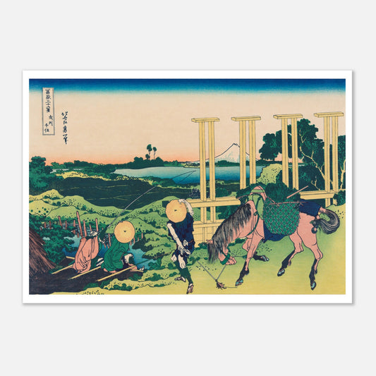 Estampe Senju dans la province de Musashi - Katsushika Hokusai (59,4x84,1 cm (A1)). Estampe ukiyo-e représentant Senju dans la province de Musashi, avec une personne et un cheval portant des charges près d'une structure en bois, et le Mont Fuji au loin.