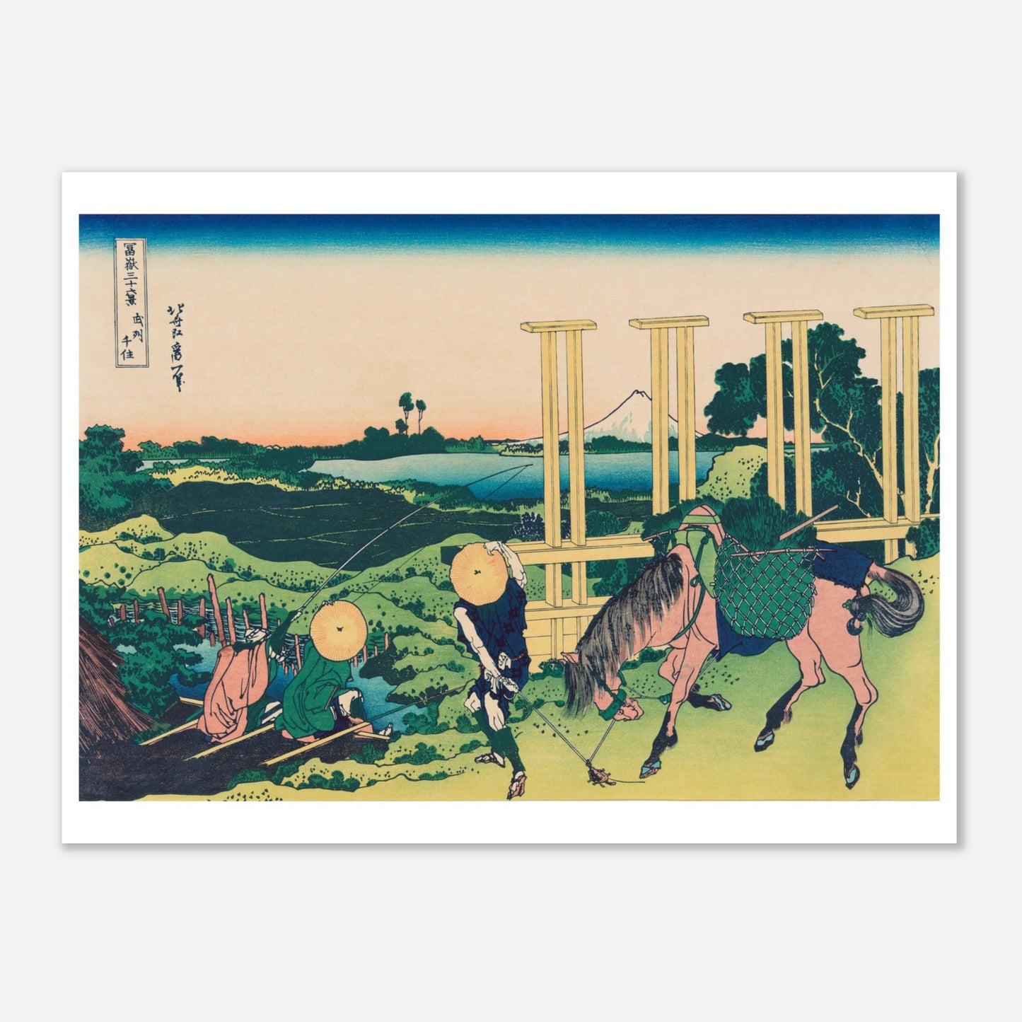 Estampe Senju dans la province de Musashi - Katsushika Hokusai (60x80 cm). Estampe ukiyo-e représentant Senju dans la province de Musashi, avec une personne et un cheval portant des charges près d'une structure en bois, et le Mont Fuji au loin.