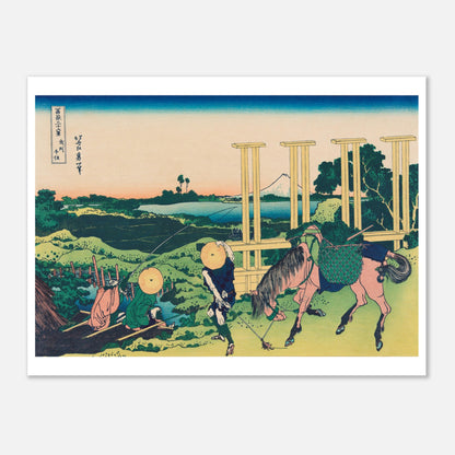 Estampe Senju dans la province de Musashi - Katsushika Hokusai (60x80 cm). Estampe ukiyo-e représentant Senju dans la province de Musashi, avec une personne et un cheval portant des charges près d'une structure en bois, et le Mont Fuji au loin.