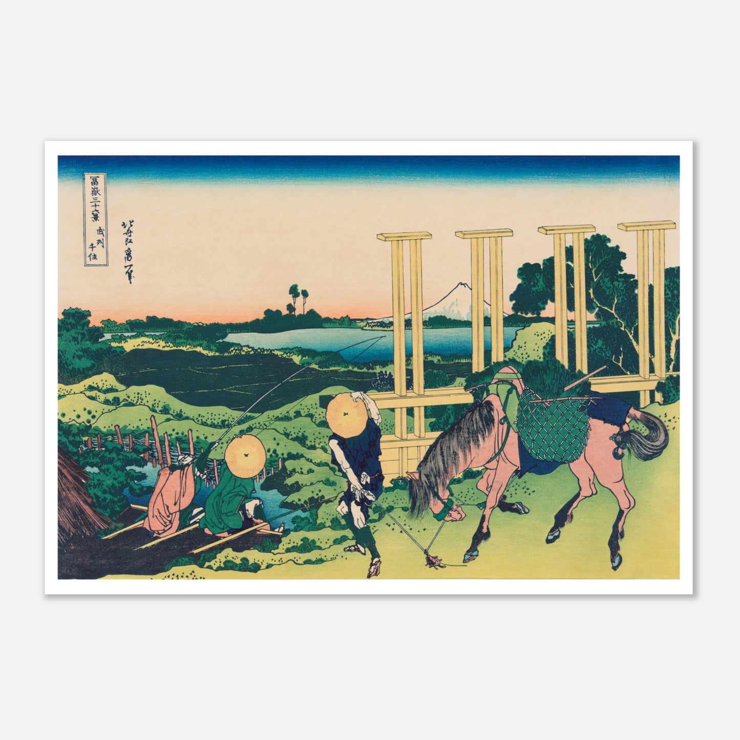 Estampe Senju dans la province de Musashi - Katsushika Hokusai (70x100 cm). Estampe ukiyo-e représentant Senju dans la province de Musashi, avec une personne et un cheval portant des charges près d'une structure en bois, et le Mont Fuji au loin.