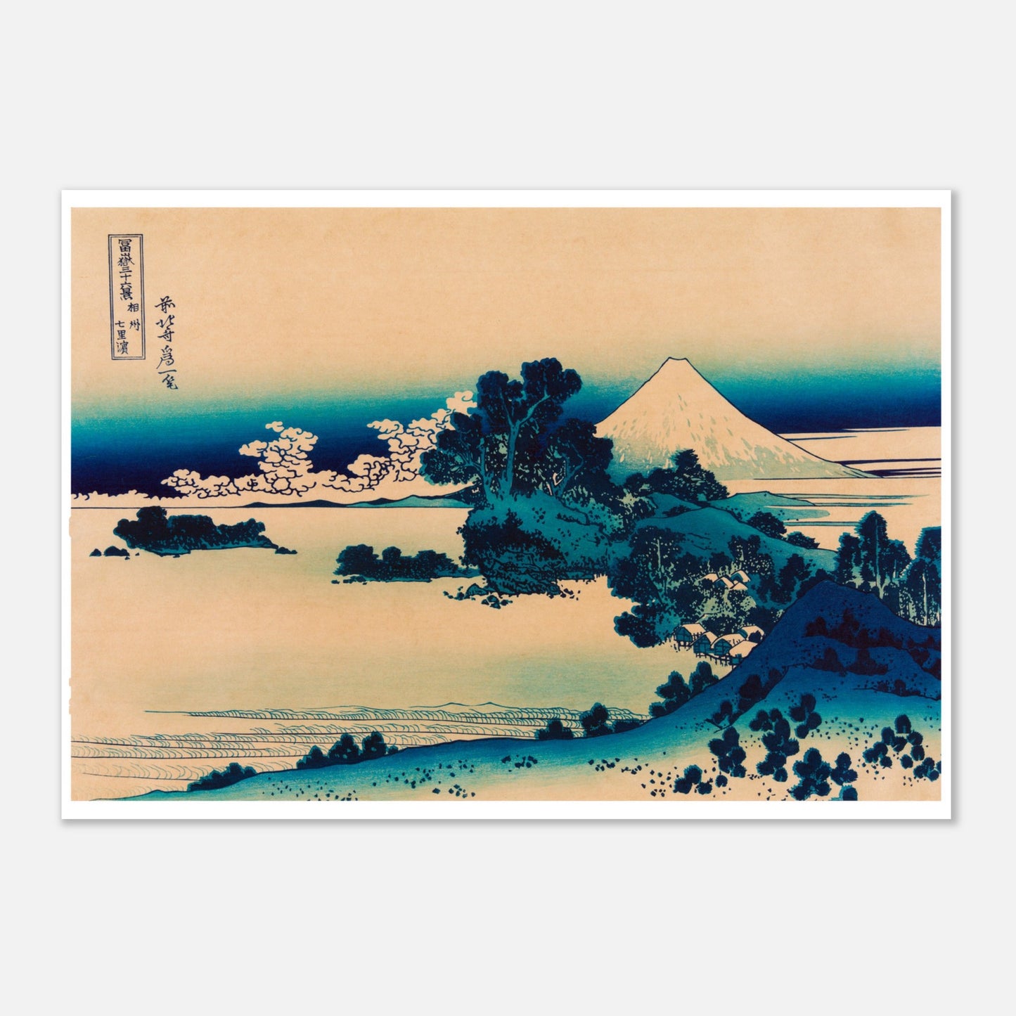 Estampe ukiyo-e Shichiri dans la province de Sagami par Hokusai (21x29,7 cm (A4)). Estampe ukiyo-e de Katsushika Hokusai représentant une vue panoramique de la baie de Tago, avec le mont Fuji à l'horizon, des collines verdoyantes et une étendue d'eau.