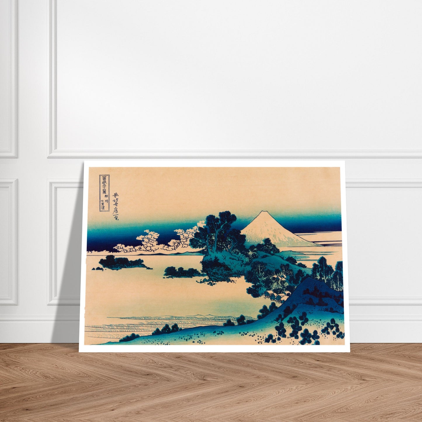 Estampe ukiyo-e Shichiri dans la province de Sagami par Hokusai. Estampe ukiyo-e de Katsushika Hokusai représentant une vue panoramique de la baie de Tago, avec le mont Fuji à l'horizon, des collines verdoyantes et une étendue d'eau. Image d'illustration 7