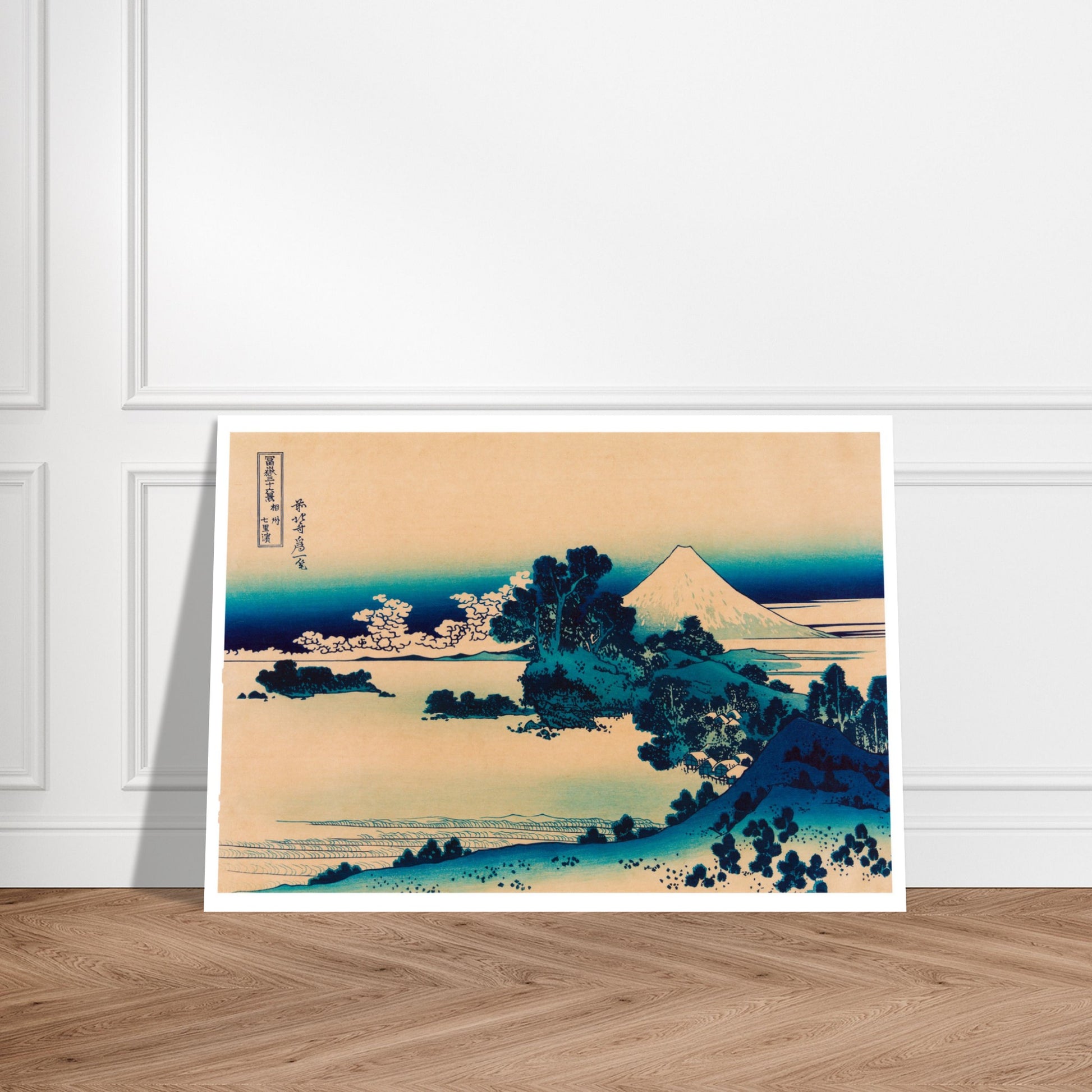 Estampe ukiyo-e Shichiri dans la province de Sagami par Hokusai. Estampe ukiyo-e de Katsushika Hokusai représentant une vue panoramique de la baie de Tago, avec le mont Fuji à l'horizon, des collines verdoyantes et une étendue d'eau. Image d'illustration 7
