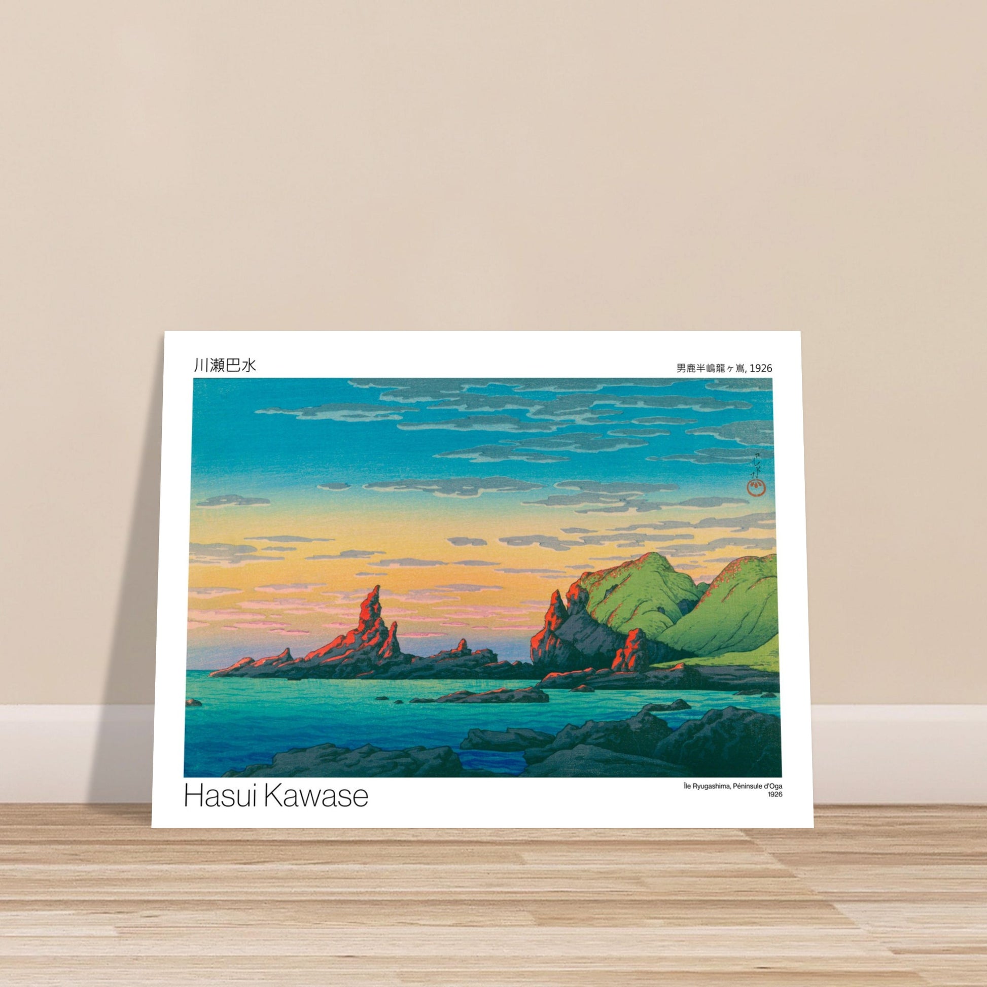 Estampe japonaise de l'Île Ryugashima, Péninsule d'Oga par Hasui Kawase. Paysage de bord de mer rocheux avec des formations abruptes baignées par la lumière du couchant, la mer turquoise et un ciel aux teintes orangées et bleues. Image d'illustration 8