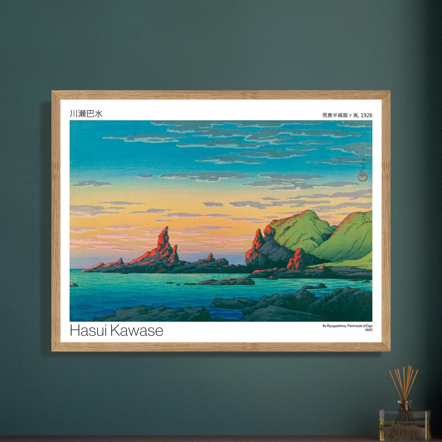 Estampe japonaise de l'Île Ryugashima, Péninsule d'Oga par Hasui Kawase. Paysage de bord de mer rocheux avec des formations abruptes baignées par la lumière du couchant, la mer turquoise et un ciel aux teintes orangées et bleues. Image d'illustration 9