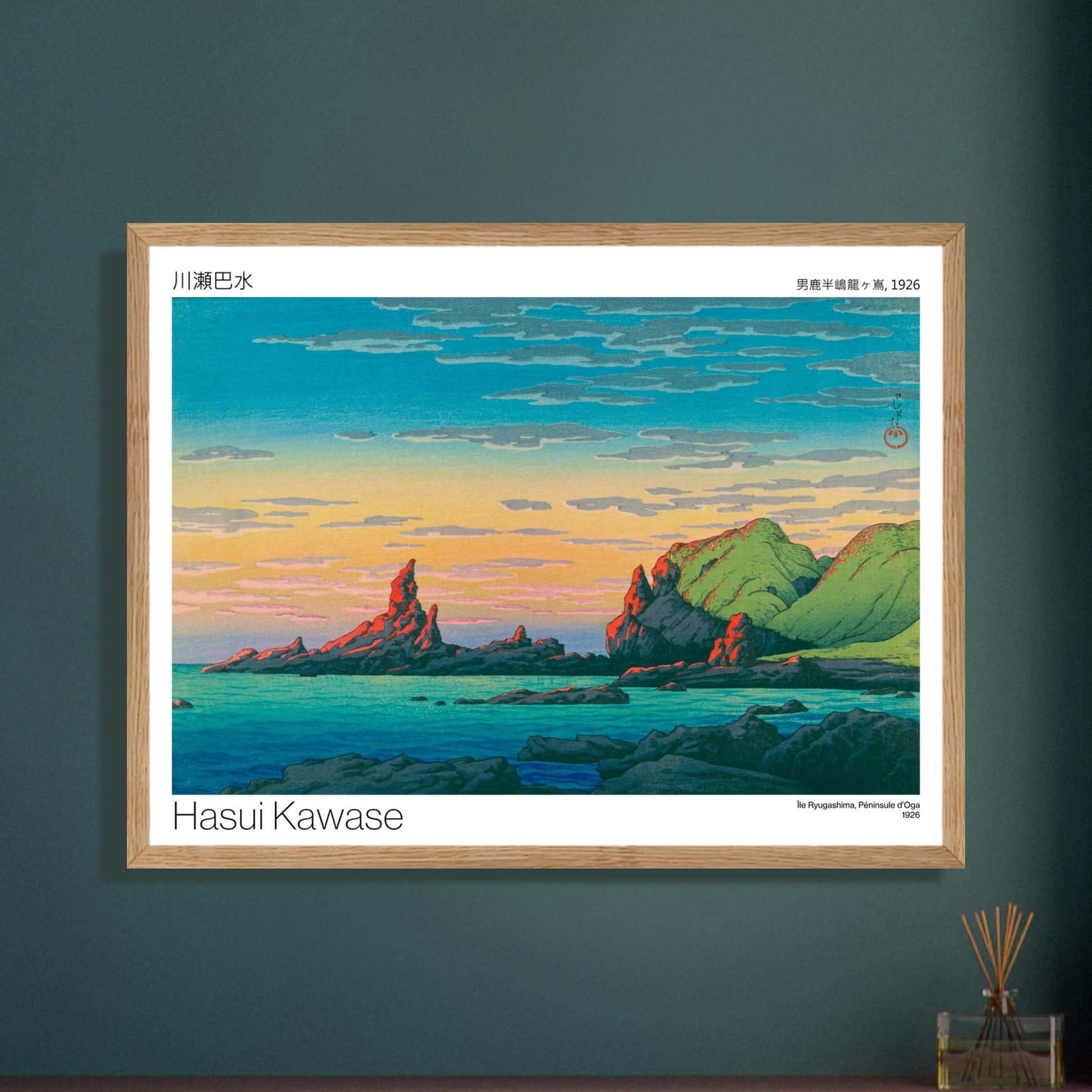 Estampe japonaise de l'Île Ryugashima, Péninsule d'Oga par Hasui Kawase. Paysage de bord de mer rocheux avec des formations abruptes baignées par la lumière du couchant, la mer turquoise et un ciel aux teintes orangées et bleues. Image d'illustration 9