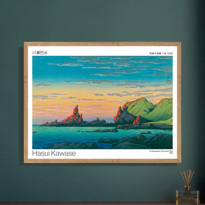 Estampe japonaise de l'Île Ryugashima, Péninsule d'Oga par Hasui Kawase. Paysage de bord de mer rocheux avec des formations abruptes baignées par la lumière du couchant, la mer turquoise et un ciel aux teintes orangées et bleues. Image d'illustration 9