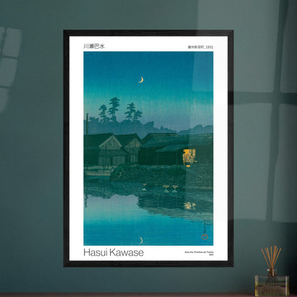 Japanischer Druck Arai-cho Provinz Totomi von Hasui Kawase. Japanischer Holzschnitt von Hasui Kawase, der ein Dorf am Wasser unter nächtlichem Himmel mit einer Mondsichel darstellt.