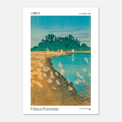 Planche japonaise Fin d'automne à Ichikawa par Hasui Kawase (59,4x84,1 cm (A1)). Reproduction d'une estampe japonaise de 1930 par Hasui Kawase représentant des roseaux au premier plan, un plan d'eau avec des voiliers et une colline boisée.