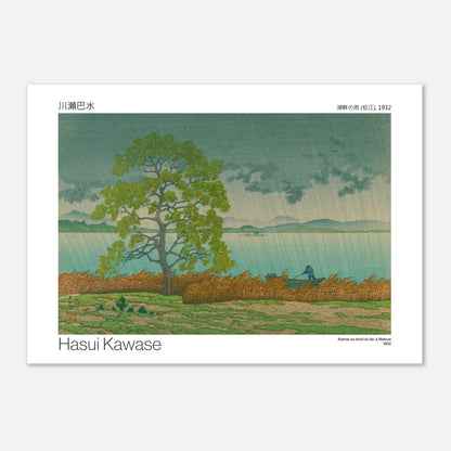 Estampe japonaise Averse au bord du lac à Matsue par Hasui Kawase (59,4x84,1 cm (A1)). Estampe japonaise d'un paysage pluvieux avec un arbre solitaire près d'un lac, des roseaux au premier plan et un homme dans une barque, par Hasui Kawase.