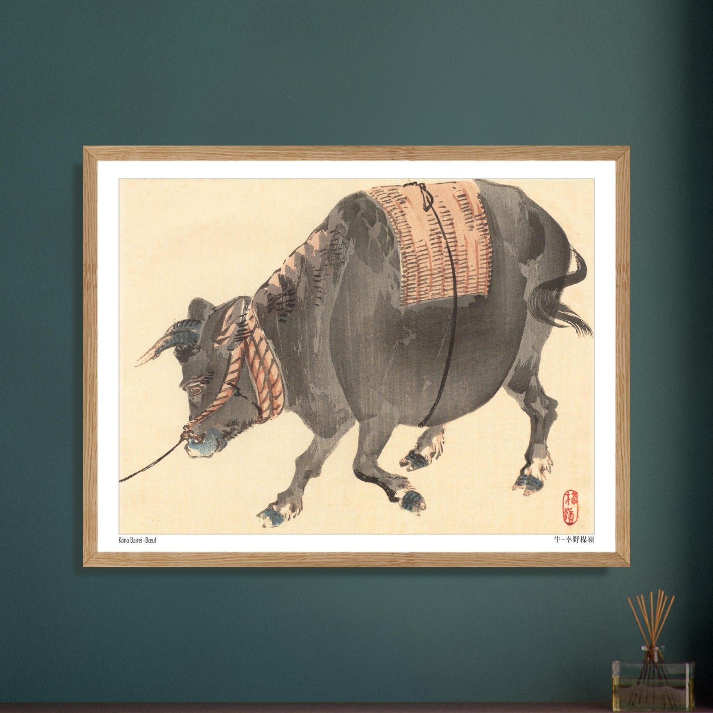 Bœuf de trait (Ushi), estampe japonaise ancienne par Kōno Bairei. Estampe japonaise représentant un bœuf noir musclé, avec une selle tressée sur le dos, attaché par une corde. Image d'illustration 5