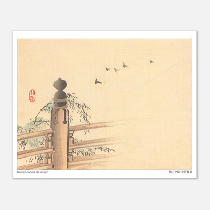 Estampe japonaise du Coucher de soleil sur le pont par Kōno Bairei (20x25 cm). Reproduction d'une estampe japonaise d'un coucher de soleil sur un pont, avec un sceau rouge et des oiseaux en vol.