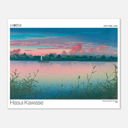 Estampe japonaise Début d'automne à Urayasu - Hasui Kawase (40x50 cm). Paysage d'un début d'automne au Japon, avec un village au bord d'une rivière aux reflets roses et bleus, et des herbes en premier plan.